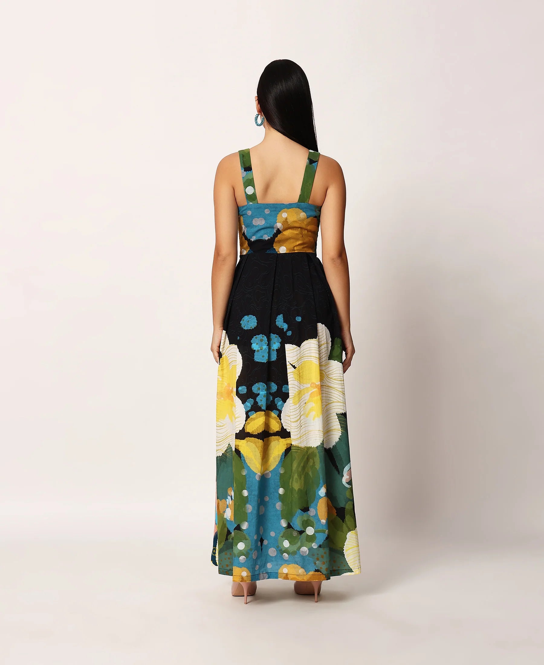 Kosumosu black dress