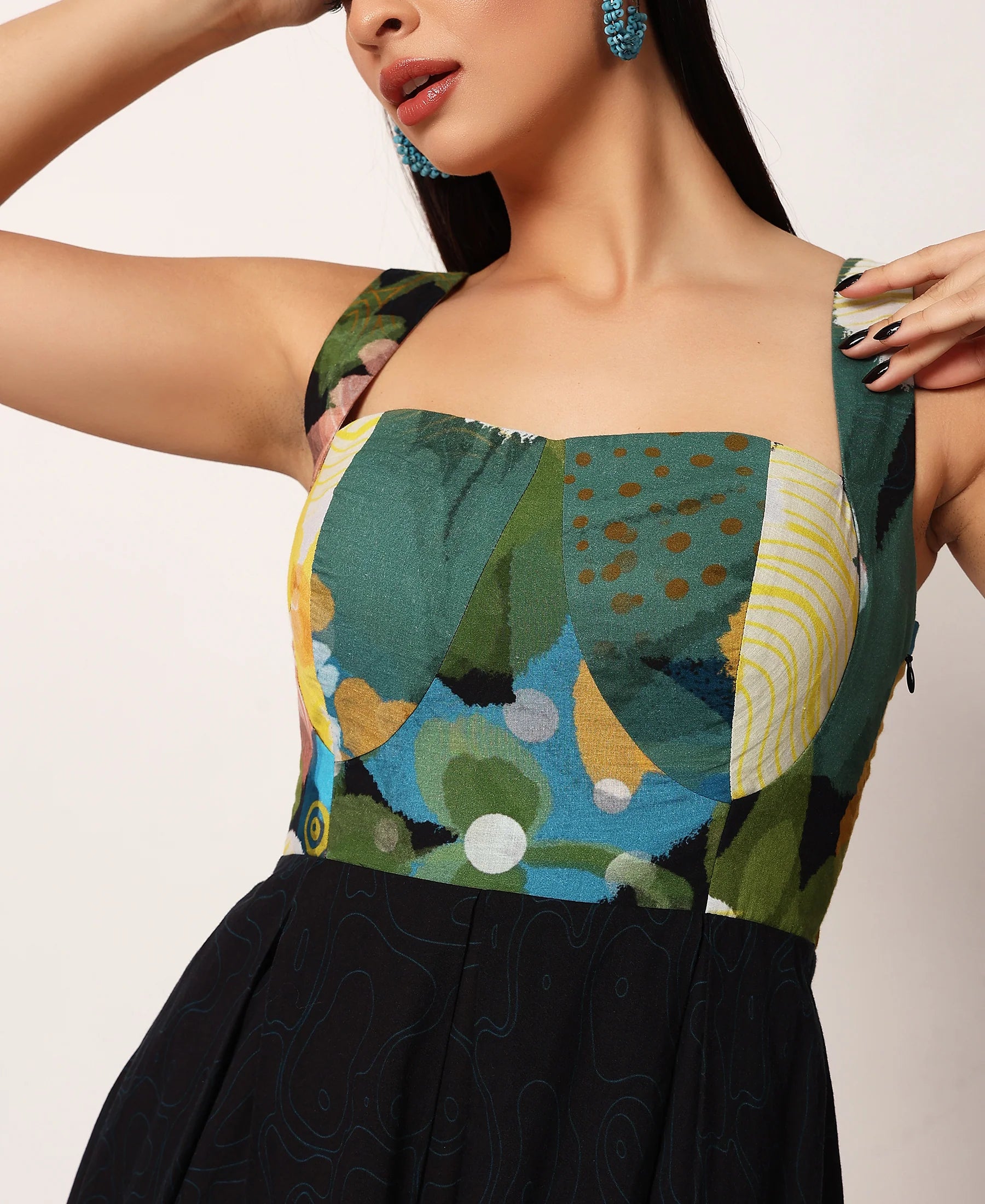 Kosumosu black dress